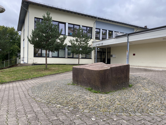 Schulgebäude mit Vorplatz