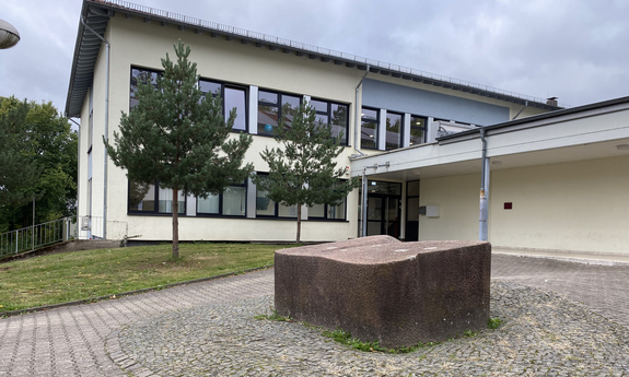 Schulgebäude mit Vorplatz